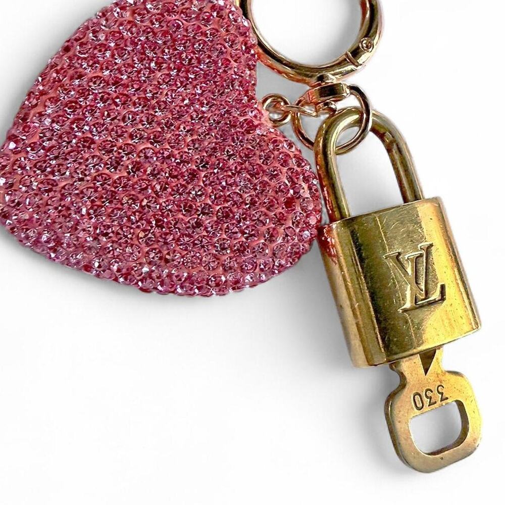 Louis Vuitton Luxe Lock & Key Rhinestone Pink Heart Keychain Bag Charm Glamour - Picture 4 of 5